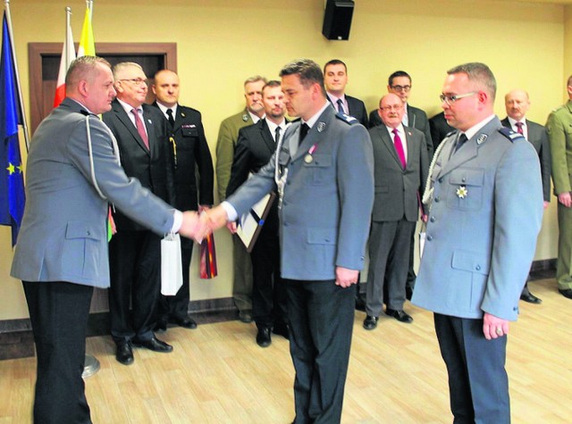 Podinspektor Paweł Rynkiewicz (z prawej) został komendantem powiatowym policji.