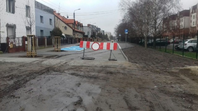 Wybrukowano tylko część ulicy Gersona, a pozostała - po stronie bloków jest nadal nieutwardzona