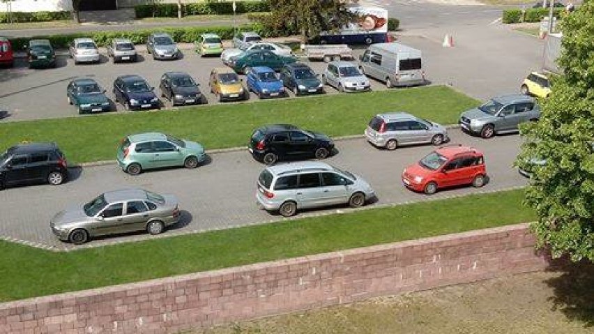 Rawicz. Oto "mistrzowie parkowania" z naszych okolic w akcji. Tak nigdy nie parkuj! [ZDJĘCIA]