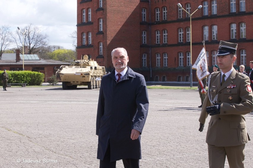 Minister obrony narodowej Antoni Macierewicz w czerwonych koszarach