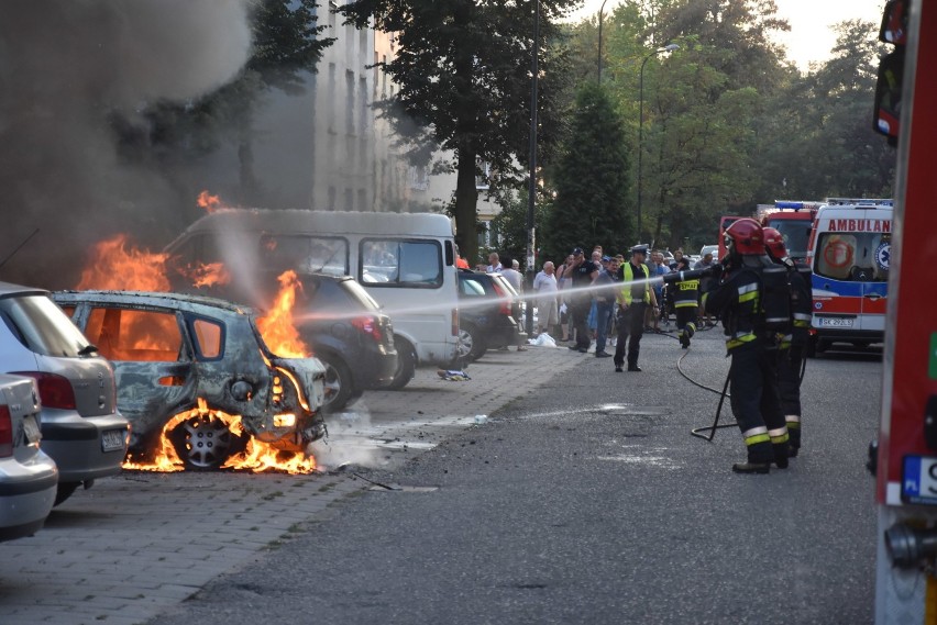 Pożar w Rybniku. Spłonął samochód przy ulicy Kadetów....