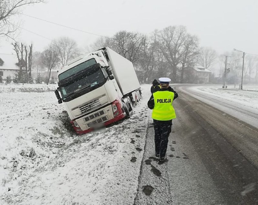 Ciężarówka w rowie w Dębinie i kolizje samochodów osobowych. Kierowcy odczuli skutki zimowej aury