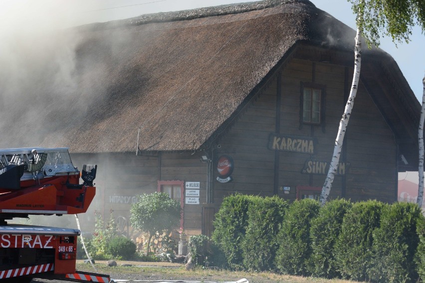 Karczma Siwy Dym w Łysomicach pod Toruniem doszczętnie spłonęła. Pożar gasiło prawie stu strażaków [wideo, zdjęcia]
