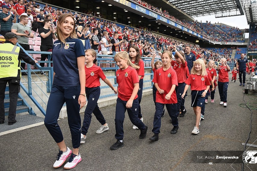 Wisła Kraków zaprezentowała swoje sekcje w czasie jubileuszowego meczu z Napoli