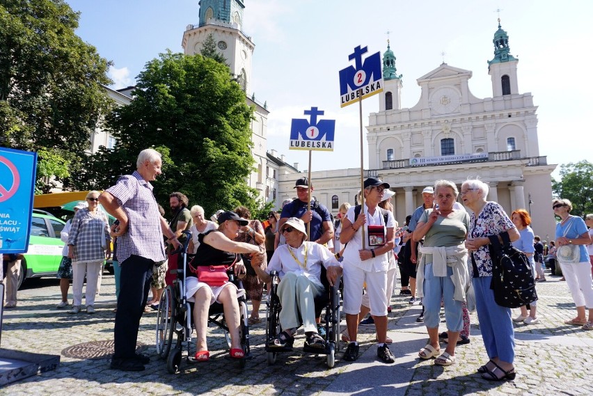 Pątnicy wyruszyli w drogę. Rozpoczęła się 44. Lubelska Piesza Pielgrzymka z Lublina na Jasną Górę [ZDJĘCIA]