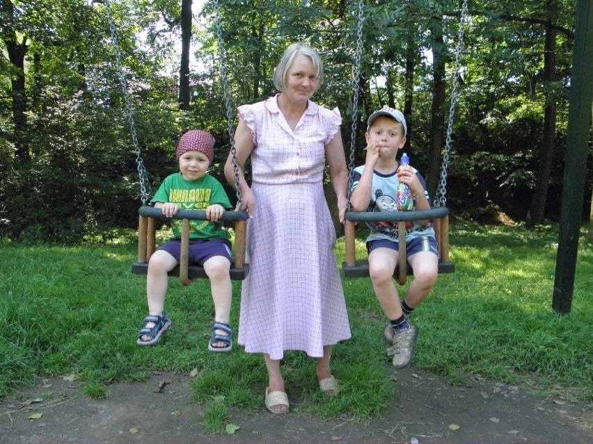 Irena Filuś z wnukami Maćkiem i Krystianem na bulwarach