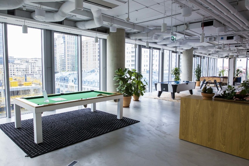Największy coworking w Europie Środkowej. Ping-pong na dachu i bar obok biurek. Tu będziemy pracować po koronawirusie?