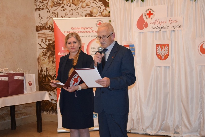 Odznaki, nagrody i podziękowania dla honorowych dawców krwi w Sandomierzu. Długa lista nagrodzonych Zobacz zdjęcia