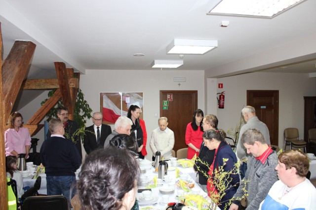 Społeczność Środowiskowego Domu Samopomocy w Czerminie spędziła miło czas przy śniadaniu wielkanocnym. Jest ono poprzedzone długotrwałymi przygotowaniami odbywającymi się w pracowni gospodarstwa domowego oraz pracowni rękodzieła.