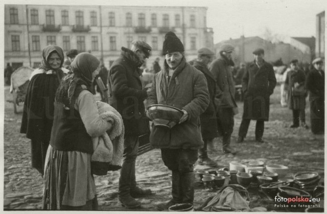 Plac Bazarowy, Rynek, Plac Obrońców Stalingradu tak w przeszłości nazywał się Plac Wolności. A jak zmieniał się na przestrzeni dziesięcioleci. Zobaczcie archiwalne zdjęcia w galerii. 

Na zdjęciu: Plac Wolności - rok 1940.

>>>ZOBACZ WIĘCEJ NA KOLEJNYCH SLAJDACH