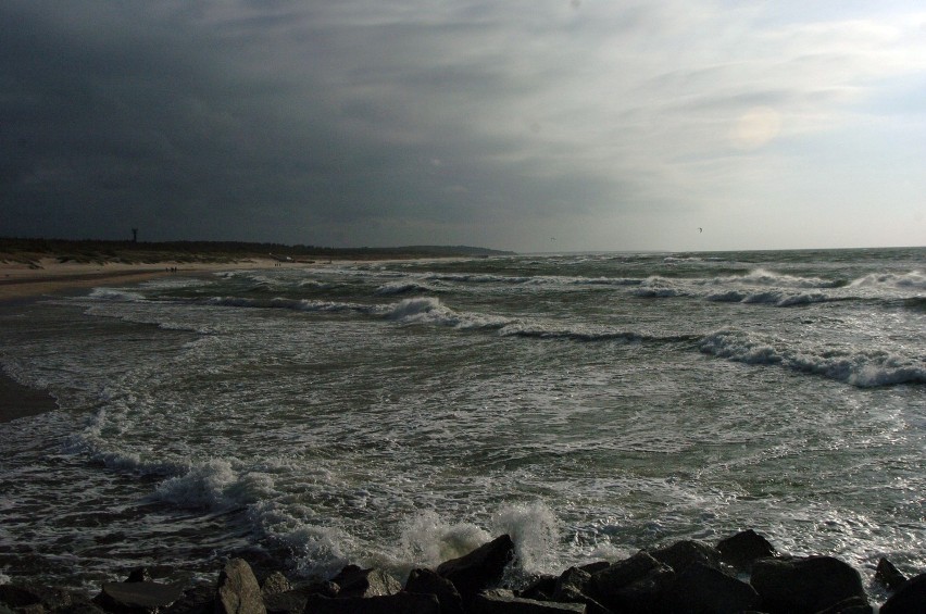 Sztorm w Ustce: Zobacz jak wyglądało morze podczas sztormu [ZDJĘCIA]