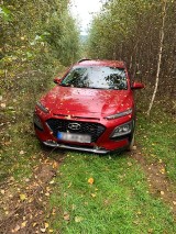 Czerwony Hyundai skradziony z Niemiec znaleziony w lesie pod Bogatynią. Samochód jest wart 18 000 euro