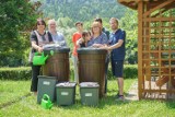 Woda nasz skarb – przekonują wolontariusze Stowarzyszenia Wyznaczamy Nowe Kierunki i przekazują zbiorniki na deszczówkę