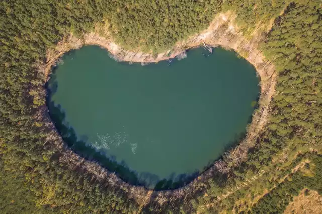 Jezioro Czarne z lotu ptaka jako jeden z pierwszych sfotografował Kacper Baraniecki. Zobaczcie jednak, jak akwen o niecodziennym kształcie, o którym mówi dziś cała Polska, wygląda także z... powierzchni ziemi.