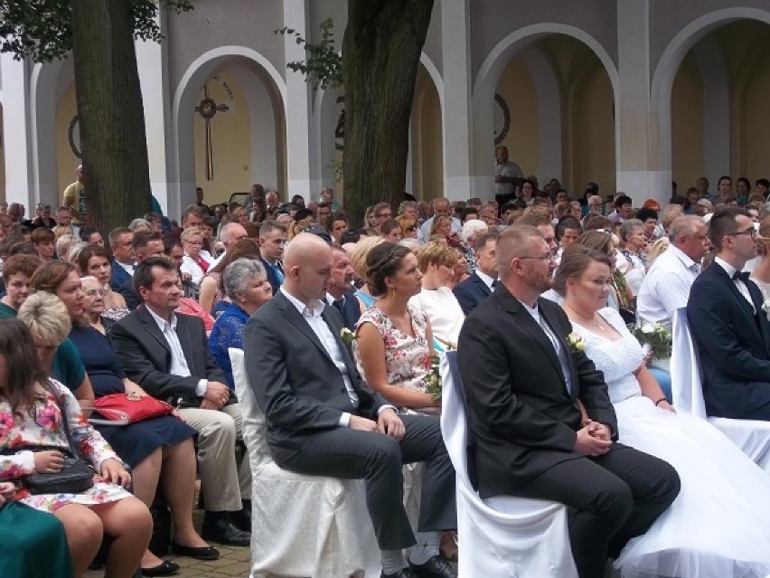 Cztery młode pary zawarły śluby na trasie Pieszej Pielgrzymki Tarnowskiej na Jasną Górę [ZDJĘCIA]