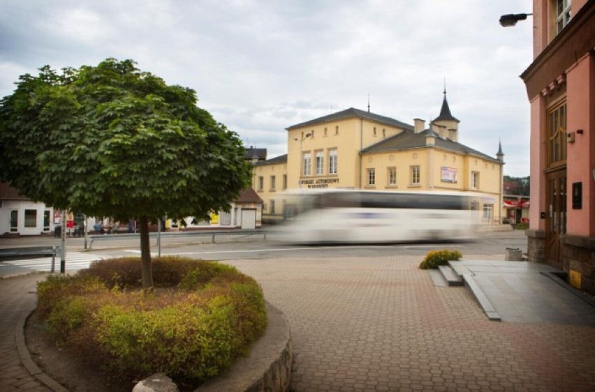 Budynek PKS w Kłodzku obok stacji kolejowej Kłodzko Miasto -...