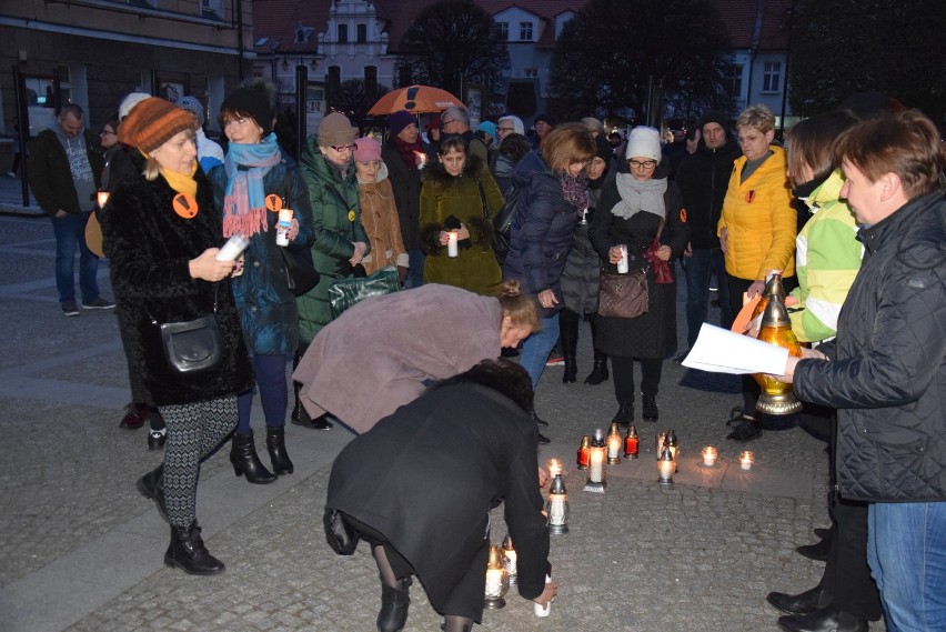 Łańcuch światła z wykrzyknikiem - wiec poparcia dla strajkujących nauczycieli w Pleszewie