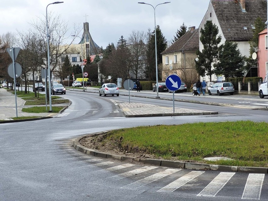 Rozjeżdżona krawędź wyspy ronda Praw Kobiet w Słupsku. ZIM...