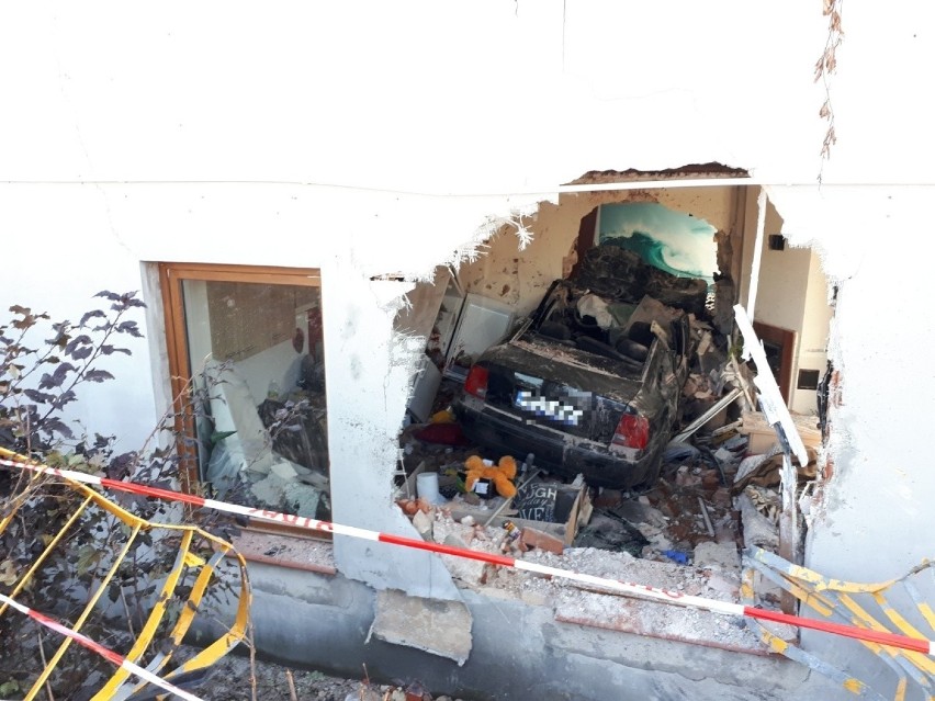 Wypadek w Konstantynowie Łódzkim. Samochód osobowy przebił się przez ścianę kamienicy i zatrzymał w... pokoju! ZDJĘCIA