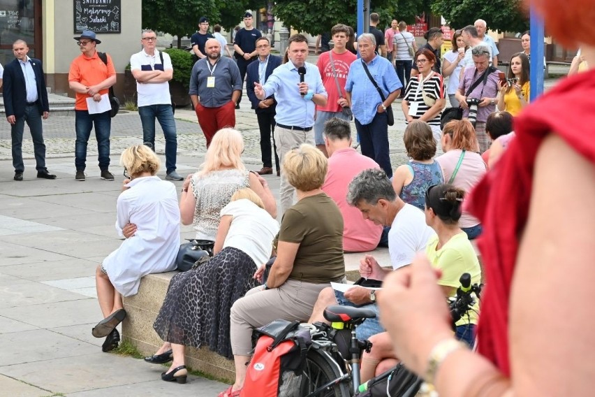 Kobieta do Szymona Hołowni: "Wypie****ć stąd!". Podczas spotkania polityka z mieszkańcami Kielc interweniowała policja [WIDEO]