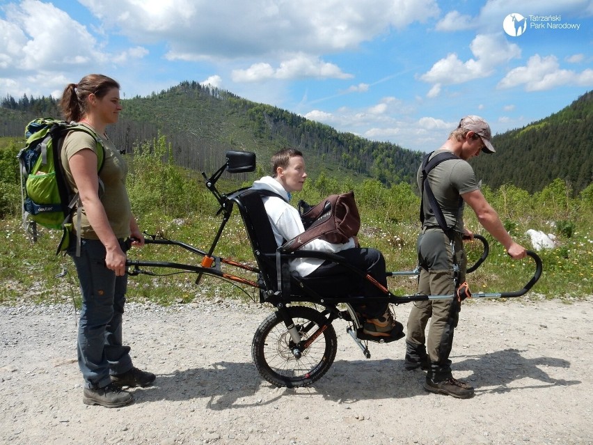 Wózek joelette był testowany w Tatrach w 2021 roku. Maria...