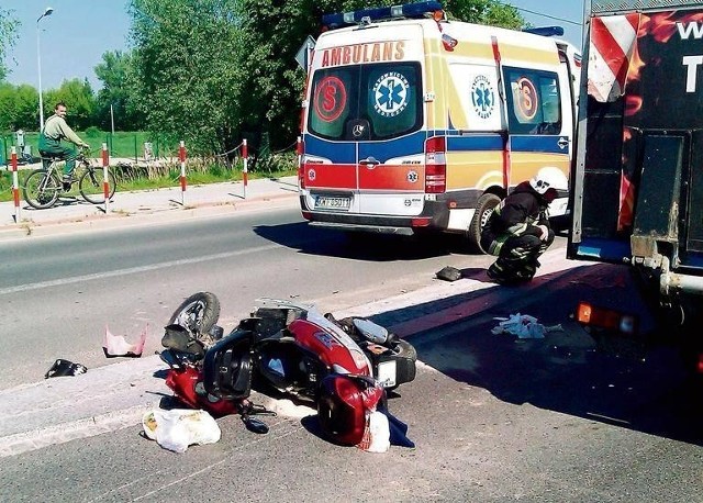 W środę (26.06) na Obwodnicy Staromiejskiej, w okolicy skrzyżowania z ul. Jagiellońską, doszło do wypadku drogowego. W wyniku tego zdarzenia 39-letnia kobieta trafiła do szpitala. Jej życiu nie zagraża niebezpieczeństwo. 

Do wypadku doszło, gdy 59-latek, kierujący mercedesem, nie ustąpił pierwszeństwa przejazdu kobiecie prowadzącej motorower.

POLECANE:

Śmiertelny wypadek na DK nr 6 koło Karlinka [ZDJĘCIA]

Wypadek na trasie Trzebiatów - Kołobrzeg [ZDJĘCIA]

Tragiczny wypadek w Kołobrzegu. Nie żyje dziecko

Wypadek w Stargardzie - 26.06.2013