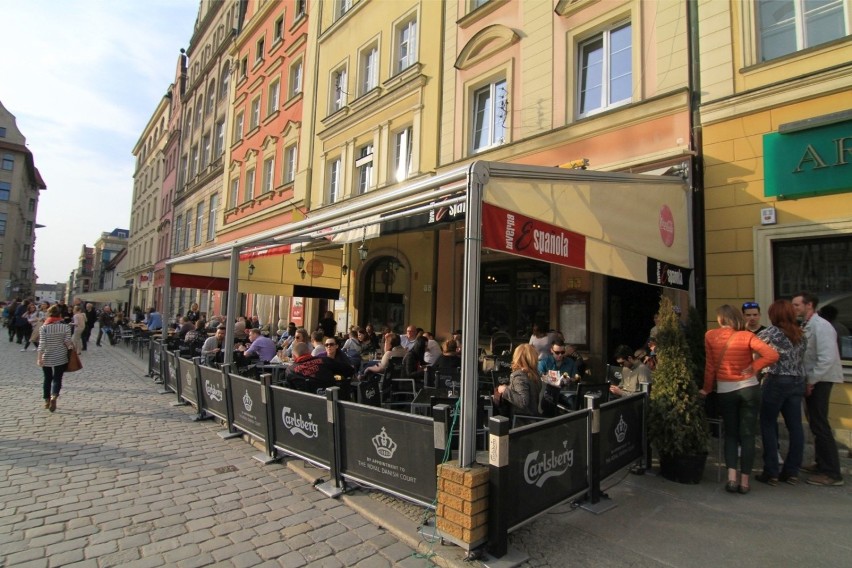 Wrocław. Na Rynku stoją już ogródki piwne. Ile zapłacimy za piwo?