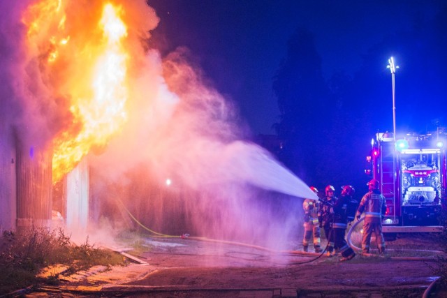 Do rana trwało dogaszanie pożaru na terenie "rolniczaka" w Słupsku