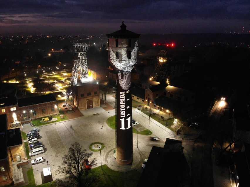 Niezwykła, patriotyczna iluminacja na terenie kopalni Ignacy w Rybniku-Niewiadomiu. Zobacz jak się prezentuje po zmroku 