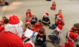 Zabawy ze świętym Mikołajem w stalowowolskiej bibliotece z wykradaniem prezentów. Zobacz zdjęcia