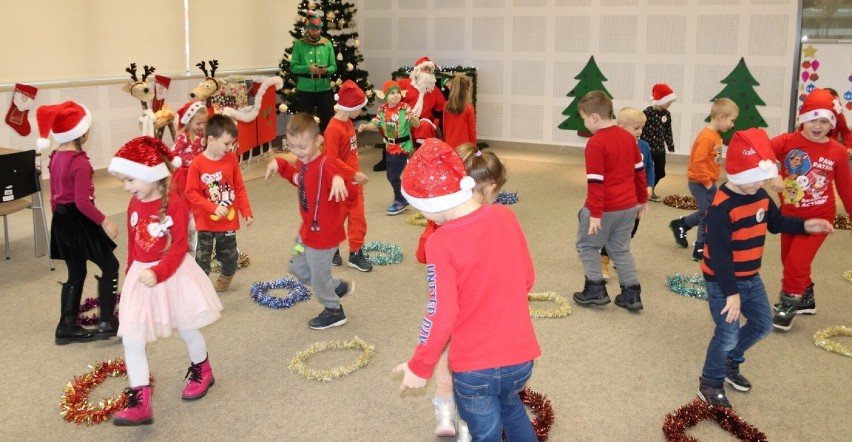 Zabawy ze świętym Mikołajem w stalowowolskiej bibliotece z wykradaniem prezentów. Zobacz zdjęcia