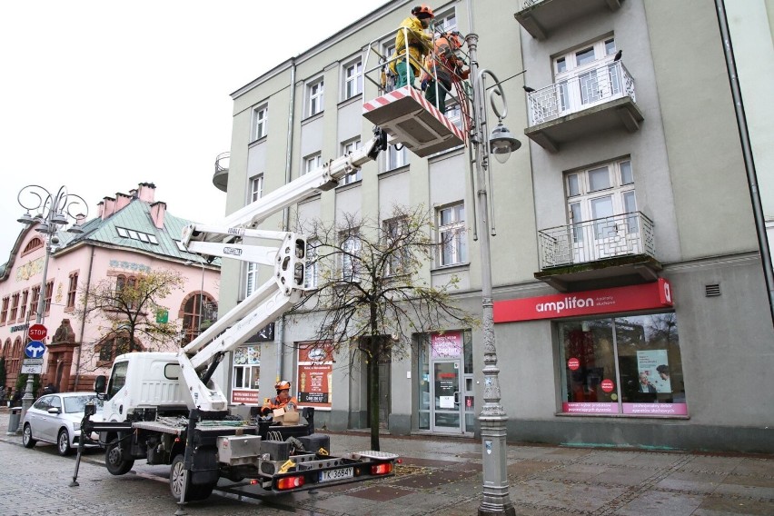 Rozpoczął się montaż świątecznej iluminacji w Kielcach. Będzie nowa choinka. Zobacz zdjęcia