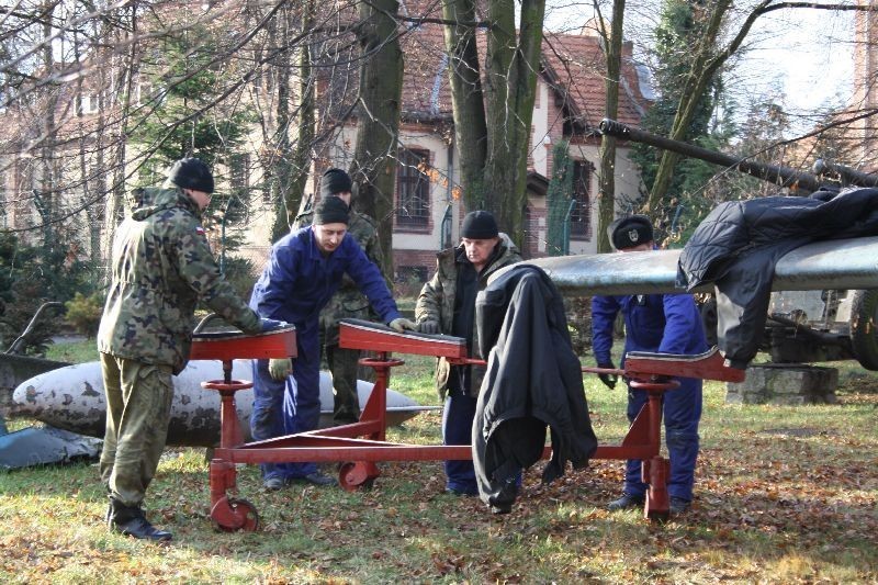 Śrem: samolot sprzed jednostki wojskowej został zdemontowany i trafi do muzeum w Dęblinie