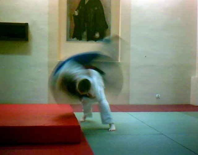Młody zawodnik uczestniczący w zajęciach grapplerskich w Opolu wykonuje dynamiczny rzut judo