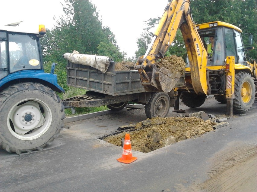 Kanalizacja w Lędzinach: Asfalt wylany, to można go rozkopać na nowo