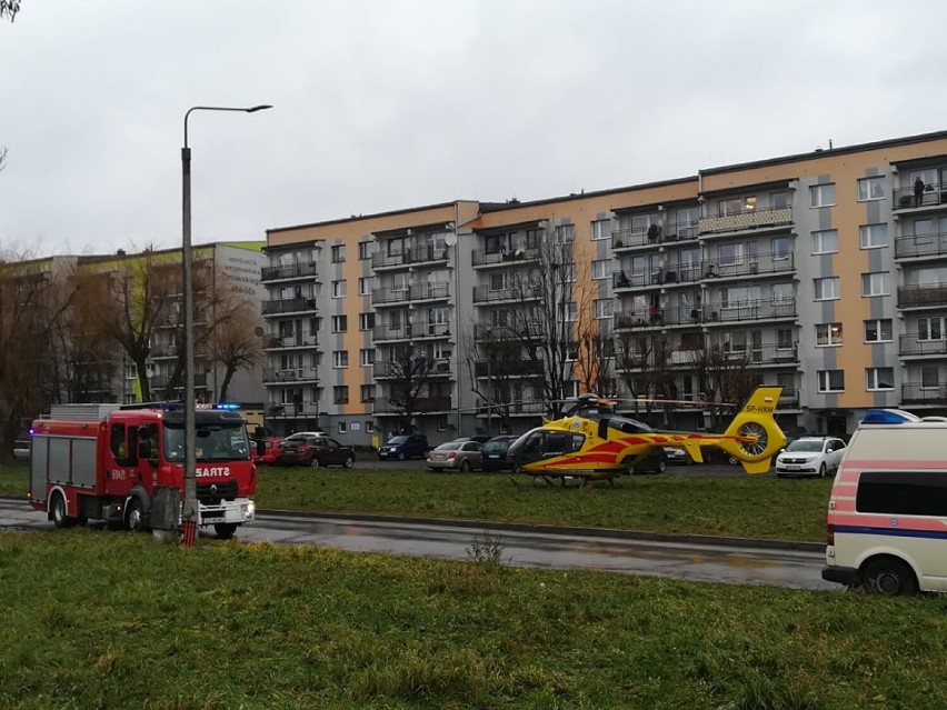 Śmigłowiec LPR lądował w Sosnowcu. Pomocy potrzebowało małe dziecko, a wolnych karetek brak. W akcji brali udział także strażacy 