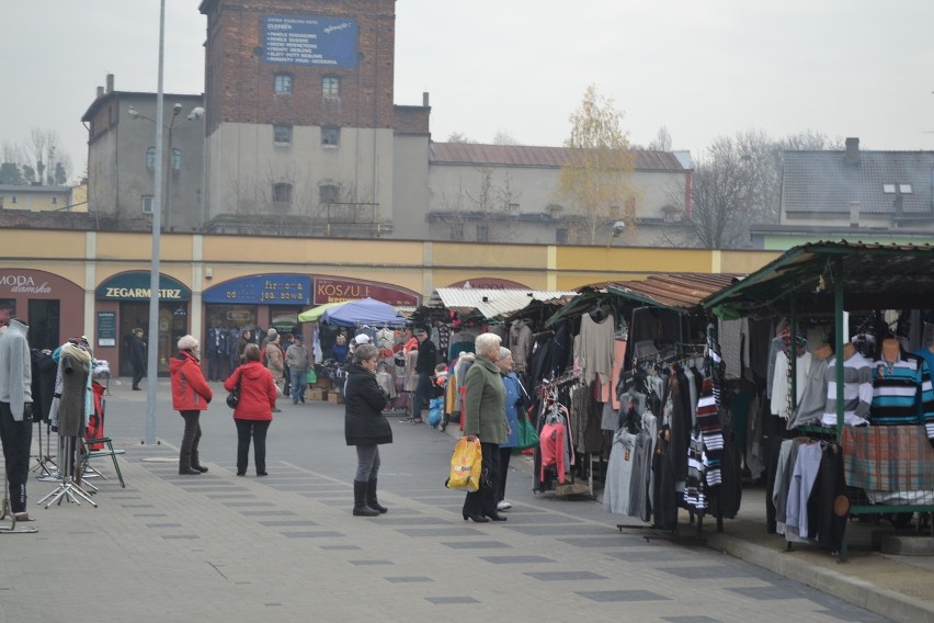 Targowisko w Rybniku: Montują nowe stragany dla kupców