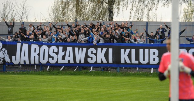 W derbach III ligi lubelsko-podkarpackiej, JKS Jarosław zremisował u siebie z Karpatami Krosno 0:0. Zobaczcie zdjęcia i film z tego meczu.

