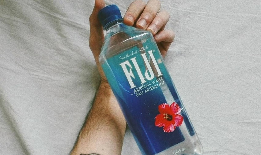 Cena wody Fiji to 5,49 zł za butelkę 500 ml. Fiji...