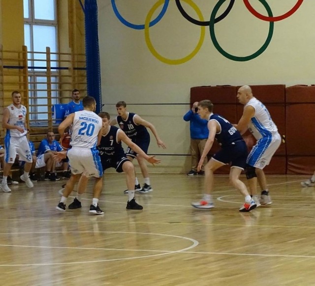 Mecz koszykówki II ligi między "Miasto zakochanych" Chełmno a AMW Asseco Arka Gdynia zakończył się przegraną naszej drużyny 72:86. Zawody odbyły się w hali sportowej  Szkoły Podstawowej numer 2 w Chełmnie.