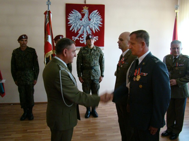 Ppłk Sławomir Gołota (z prawej) pożegnał się z mundurem