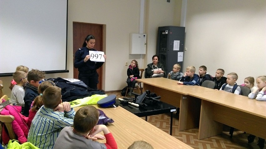 Szkoła Podstawowa w Czarnem Dolnem. Uczniowie z wizytą u kwidzyńskich policjantów