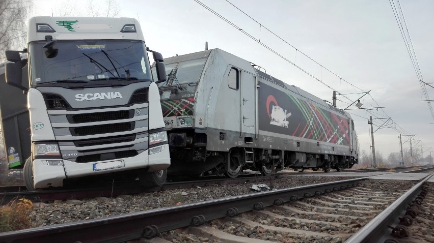 W Czechowicach-Dziedzicach ciężarówka zderzyła się z lokomotywą [ZDJĘCIA] 
