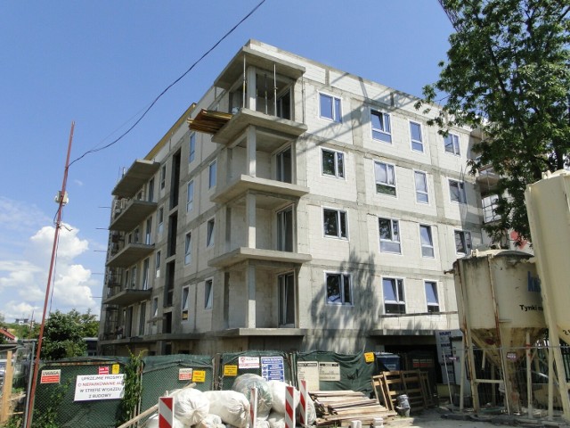 Coraz bliżej zakończenia prac przy budowie nowego apartamentowca przy ulicy Wilczej 9 w Radomiu.