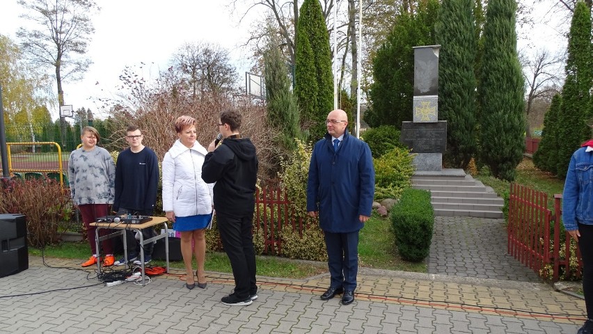 100-lecie Szkoły Podstawowej w Ujeździe. Uczniowie zakopali kapsułę czasu [ZDJĘCIA]