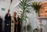 Biskup Łukasz Buzun poświęcił kapliczkę w przychodni Calisia w Kaliszu [FOTO]