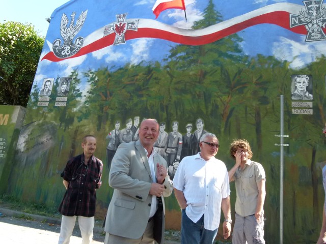 Odsłonięcie muralu w Bełchatowie w towarzystwie twórców oglądał m.in. wiceprezydent Janusz Mękarski