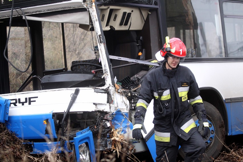 Gdynia. Flesz z przeszłości. 4.12.2009. Autobus wypadł z alei Zwycięstwa. Potężne korki w Orłowie