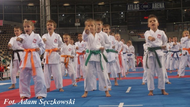Rywalizację senior&oacute;w rozpoczął... pokaz ze stuosobową dziecięcą grupą adept&oacute;w karate. Fot. Adam Sęczkowski