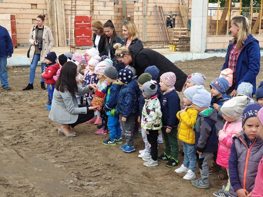 Wmurowanie aktu erekcyjnego przedszkola w Śmiglu